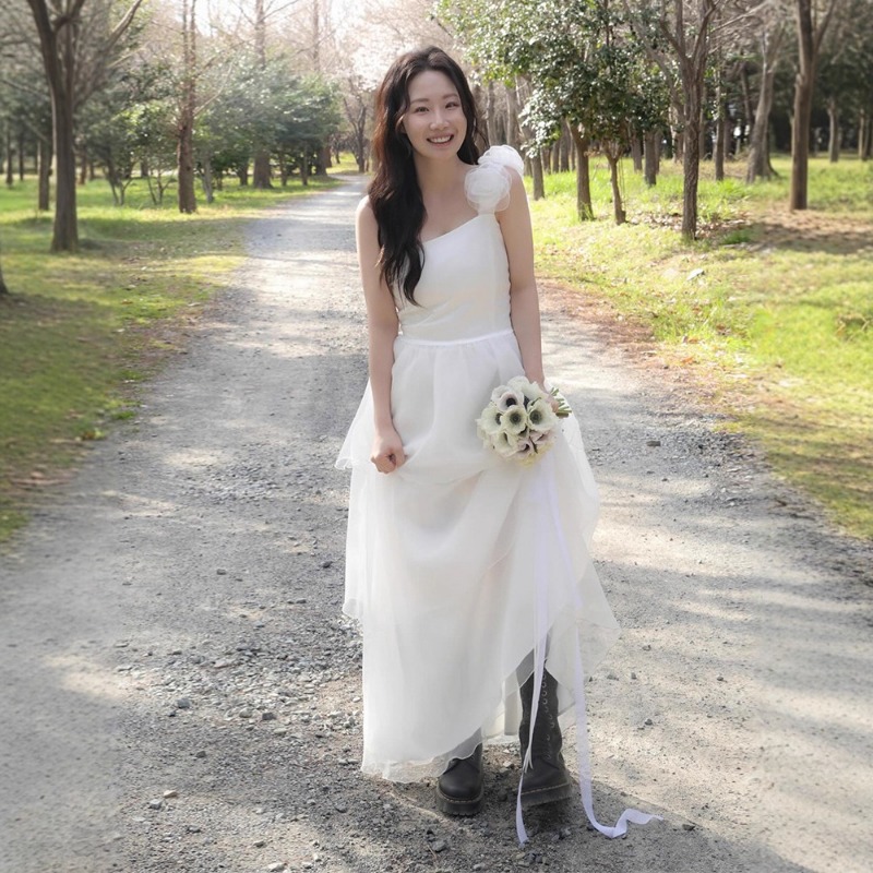 Photography Natural Lighting Basics - Abito da Sposa Minimalista Monospalla per